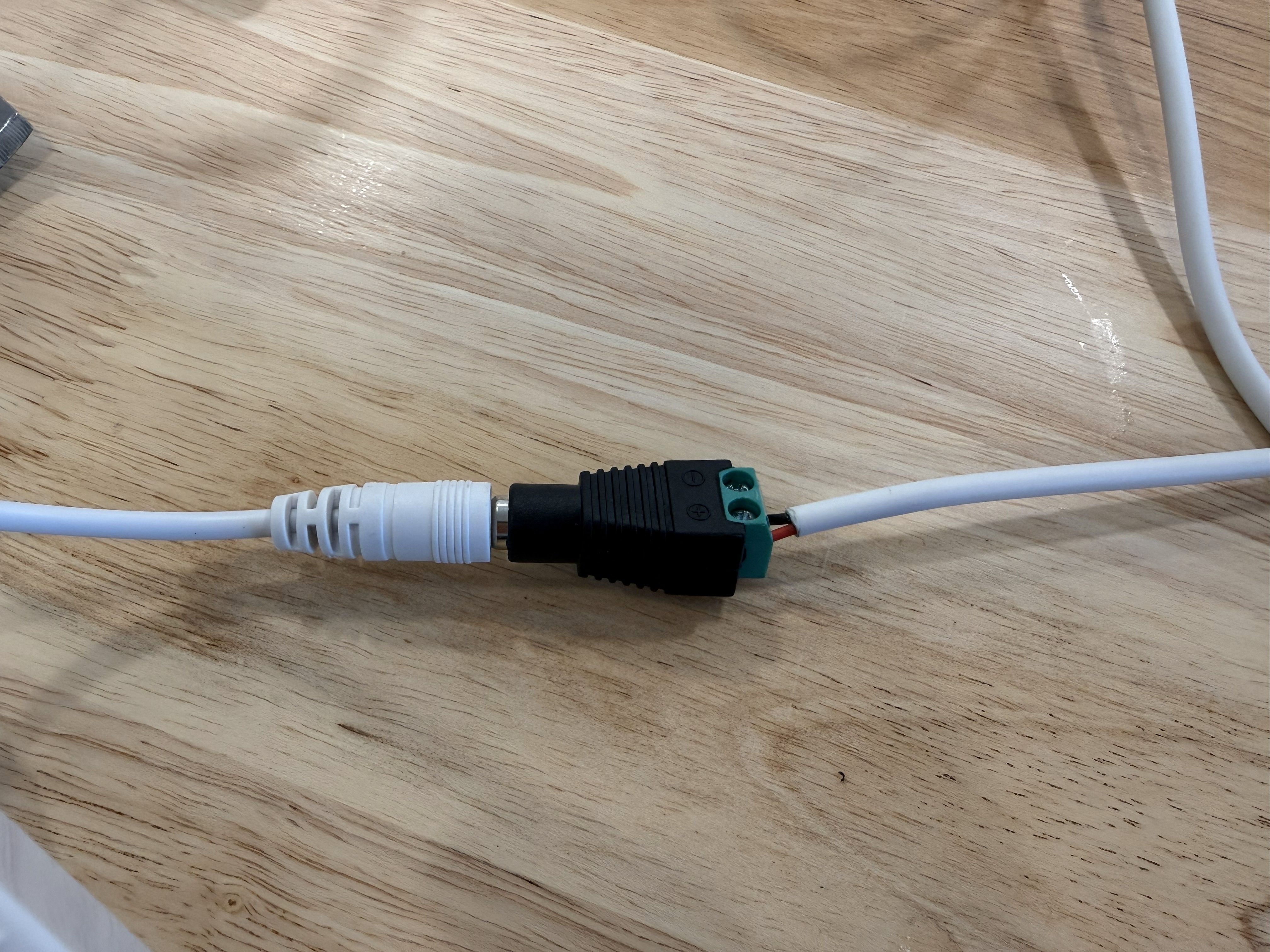 Barrel jack connector connected to barrel jack plug